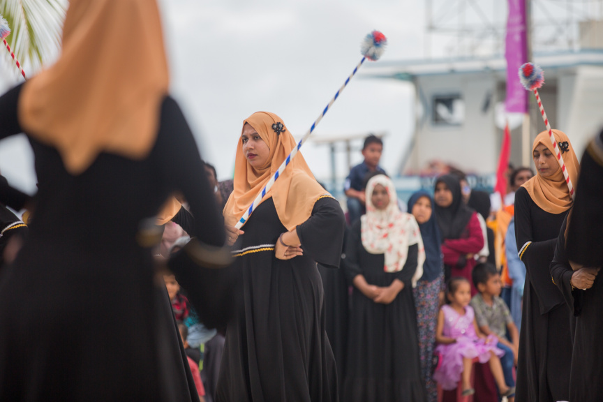 ފީއަލީ އީދު އުފާގެ ތެރެއިން، ދަފި ނެގުން: މި ހަރަކާތުގައި އަންހެނުން އަދި ފިރިހެނުންގެ ދަފި ނެގުން ކުރިއަށް ގެންދިޔަ --- ސަން ފޮޓޯ