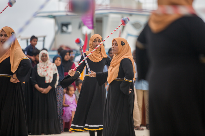 ފީއަލީ އީދު އުފާގެ ތެރެއިން، ދަފި ނެގުން: މި ހަރަކާތުގައި އަންހެނުން އަދި ފިރިހެނުންގެ ދަފި ނެގުން ކުރިއަށް ގެންދިޔަ --- ސަން ފޮޓޯ