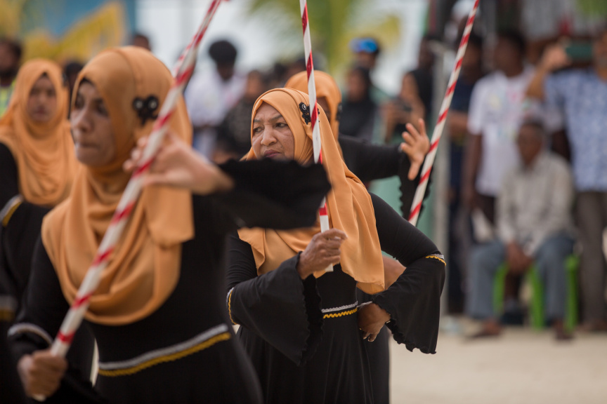 ފީއަލީ އީދު އުފާގެ ތެރެއިން، ދަފި ނެގުން: މި ހަރަކާތުގައި އަންހެނުން އަދި ފިރިހެނުންގެ ދަފި ނެގުން ކުރިއަށް ގެންދިޔަ --- ސަން ފޮޓޯ