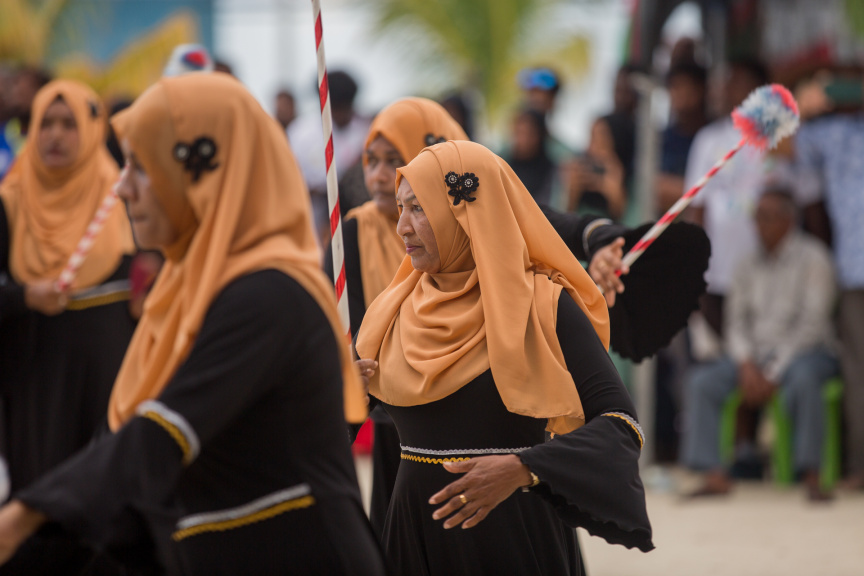 ފީއަލީ އީދު އުފާގެ ތެރެއިން، ދަފި ނެގުން: މި ހަރަކާތުގައި އަންހެނުން އަދި ފިރިހެނުންގެ ދަފި ނެގުން ކުރިއަށް ގެންދިޔަ --- ސަން ފޮޓޯ