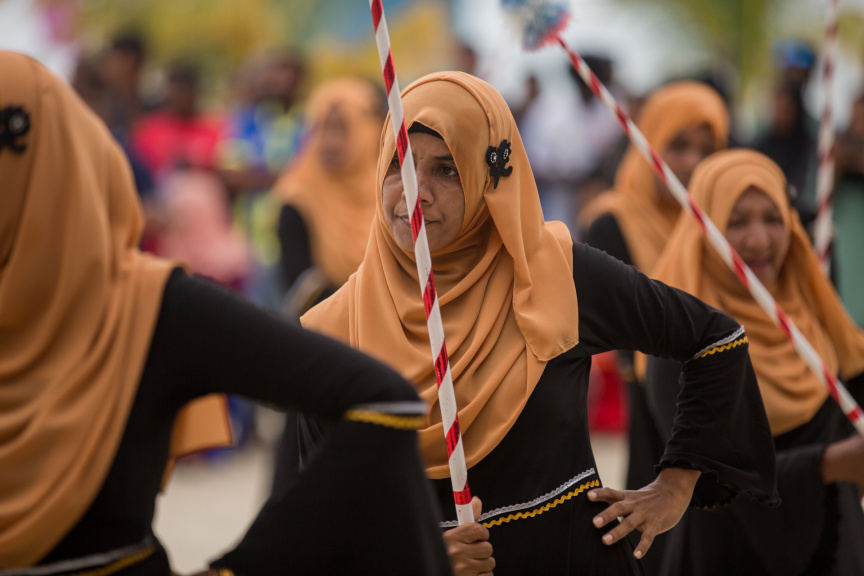 ފީއަލީ އީދު އުފާގެ ތެރެއިން، ދަފި ނެގުން: މި ހަރަކާތުގައި އަންހެނުން އަދި ފިރިހެނުންގެ ދަފި ނެގުން ކުރިއަށް ގެންދިޔަ --- ސަން ފޮޓޯ