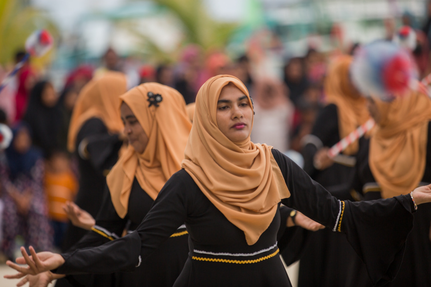 ފީއަލީ އީދު އުފާގެ ތެރެއިން، ދަފި ނެގުން: މި ހަރަކާތުގައި އަންހެނުން އަދި ފިރިހެނުންގެ ދަފި ނެގުން ކުރިއަށް ގެންދިޔަ --- ސަން ފޮޓޯ