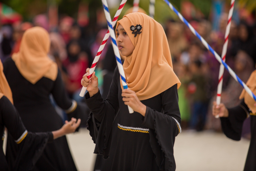 ފީއަލީ އީދު އުފާގެ ތެރެއިން، ދަފި ނެގުން: މި ހަރަކާތުގައި އަންހެނުން އަދި ފިރިހެނުންގެ ދަފި ނެގުން ކުރިއަށް ގެންދިޔަ --- ސަން ފޮޓޯ