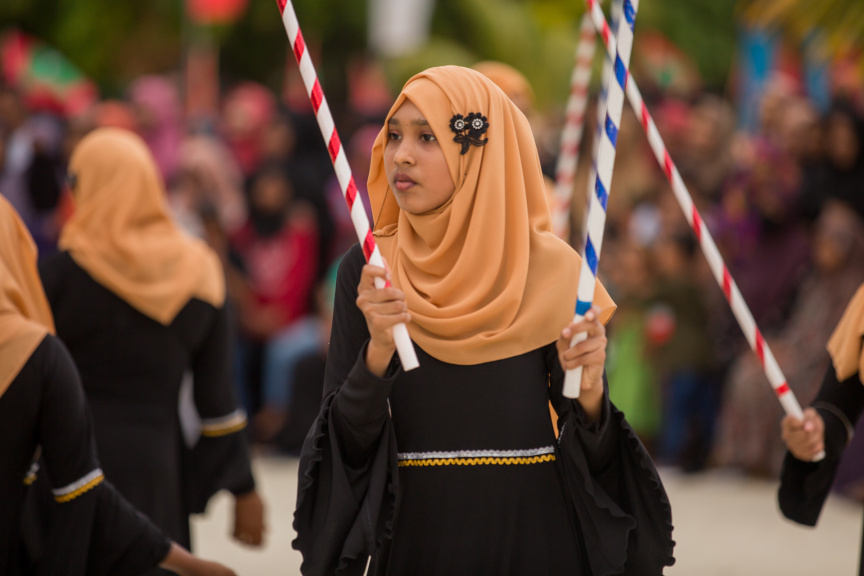 ފީއަލީ އީދު އުފާގެ ތެރެއިން، ދަފި ނެގުން: މި ހަރަކާތުގައި އަންހެނުން އަދި ފިރިހެނުންގެ ދަފި ނެގުން ކުރިއަށް ގެންދިޔަ --- ސަން ފޮޓޯ