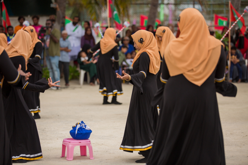 ފީއަލީ އީދު އުފާގެ ތެރެއިން، ދަފި ނެގުން: މި ހަރަކާތުގައި އަންހެނުން އަދި ފިރިހެނުންގެ ދަފި ނެގުން ކުރިއަށް ގެންދިޔަ --- ސަން ފޮޓޯ