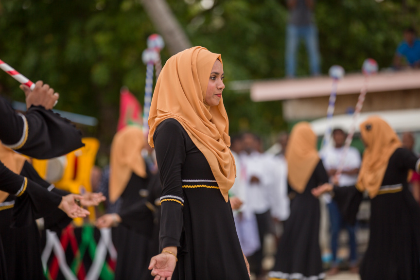 ފީއަލީ އީދު އުފާގެ ތެރެއިން، ދަފި ނެގުން: މި ހަރަކާތުގައި އަންހެނުން އަދި ފިރިހެނުންގެ ދަފި ނެގުން ކުރިއަށް ގެންދިޔަ --- ސަން ފޮޓޯ