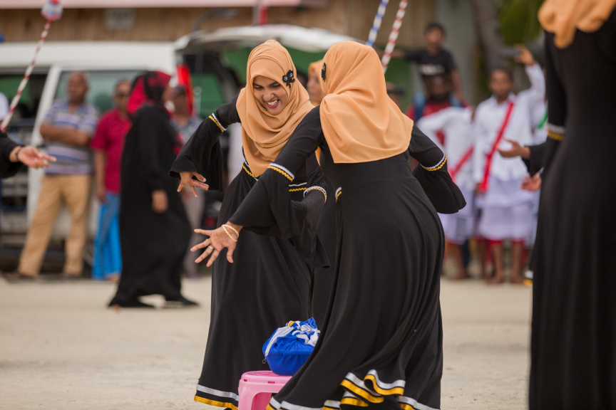 ފީއަލީ އީދު އުފާގެ ތެރެއިން، ދަފި ނެގުން: މި ހަރަކާތުގައި އަންހެނުން އަދި ފިރިހެނުންގެ ދަފި ނެގުން ކުރިއަށް ގެންދިޔަ --- ސަން ފޮޓޯ