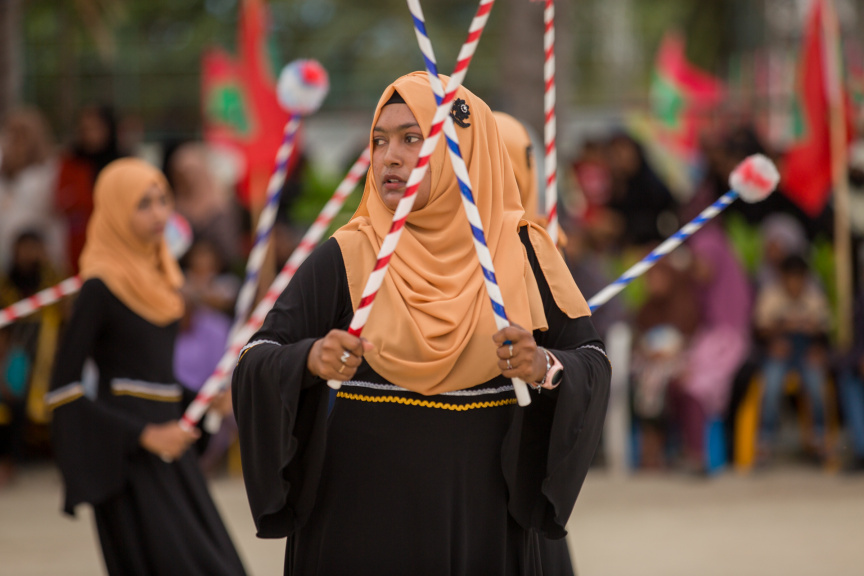 ފީއަލީ އީދު އުފާގެ ތެރެއިން، ދަފި ނެގުން: މި ހަރަކާތުގައި އަންހެނުން އަދި ފިރިހެނުންގެ ދަފި ނެގުން ކުރިއަށް ގެންދިޔަ --- ސަން ފޮޓޯ