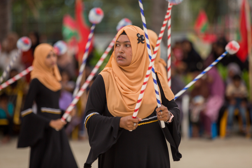 ފީއަލީ އީދު އުފާގެ ތެރެއިން، ދަފި ނެގުން: މި ހަރަކާތުގައި އަންހެނުން އަދި ފިރިހެނުންގެ ދަފި ނެގުން ކުރިއަށް ގެންދިޔަ --- ސަން ފޮޓޯ