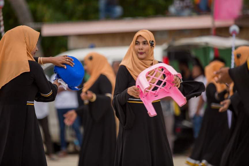 ފީއަލީ އީދު އުފާގެ ތެރެއިން، ދަފި ނެގުން: މި ހަރަކާތުގައި އަންހެނުން އަދި ފިރިހެނުންގެ ދަފި ނެގުން ކުރިއަށް ގެންދިޔަ --- ސަން ފޮޓޯ