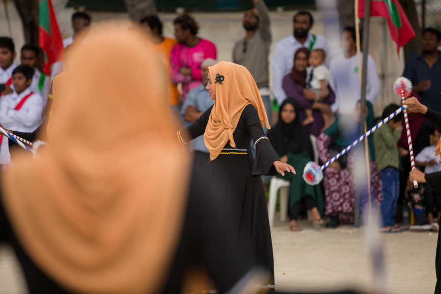 ފީއަލީ އީދު އުފާގެ ތެރެއިން، ދަފި ނެގުން: މި ހަރަކާތުގައި އަންހެނުން އަދި ފިރިހެނުންގެ ދަފި ނެގުން ކުރިއަށް ގެންދިޔަ --- ސަން ފޮޓޯ