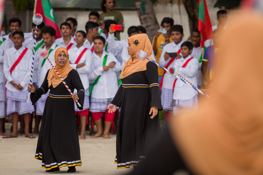 ފީއަލީ އީދު އުފާގެ ތެރެއިން، ދަފި ނެގުން: މި ހަރަކާތުގައި އަންހެނުން އަދި ފިރިހެނުންގެ ދަފި ނެގުން ކުރިއަށް ގެންދިޔަ --- ސަން ފޮޓޯ