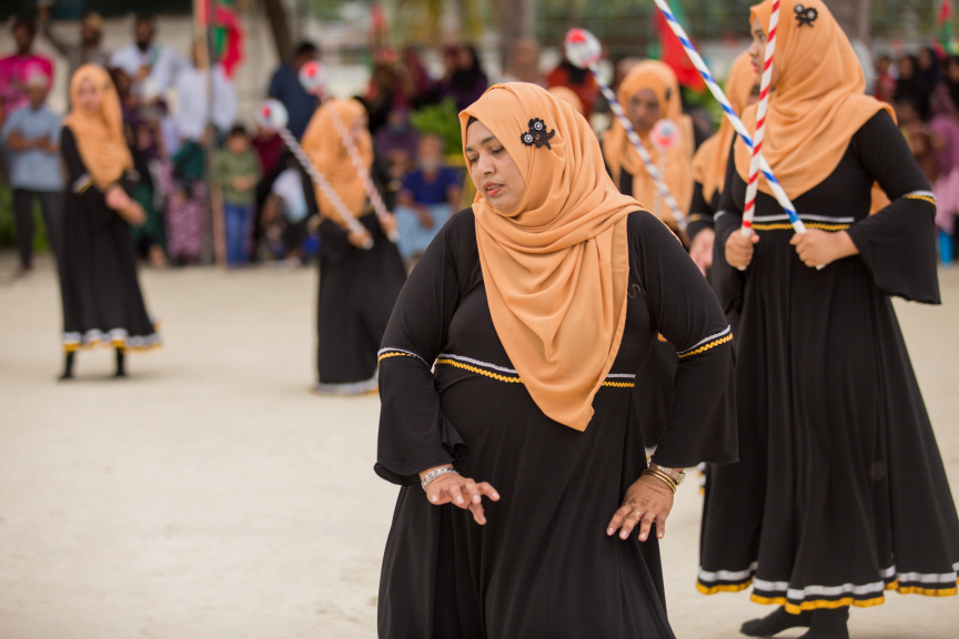 ފީއަލީ އީދު އުފާގެ ތެރެއިން، ދަފި ނެގުން: މި ހަރަކާތުގައި އަންހެނުން އަދި ފިރިހެނުންގެ ދަފި ނެގުން ކުރިއަށް ގެންދިޔަ --- ސަން ފޮޓޯ