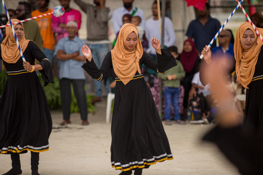 ފީއަލީ އީދު އުފާގެ ތެރެއިން، ދަފި ނެގުން: މި ހަރަކާތުގައި އަންހެނުން އަދި ފިރިހެނުންގެ ދަފި ނެގުން ކުރިއަށް ގެންދިޔަ --- ސަން ފޮޓޯ