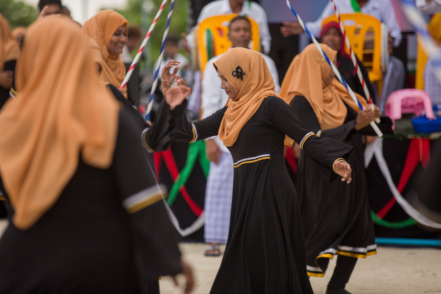 ފީއަލީ އީދު އުފާގެ ތެރެއިން، ދަފި ނެގުން: މި ހަރަކާތުގައި އަންހެނުން އަދި ފިރިހެނުންގެ ދަފި ނެގުން ކުރިއަށް ގެންދިޔަ --- ސަން ފޮޓޯ