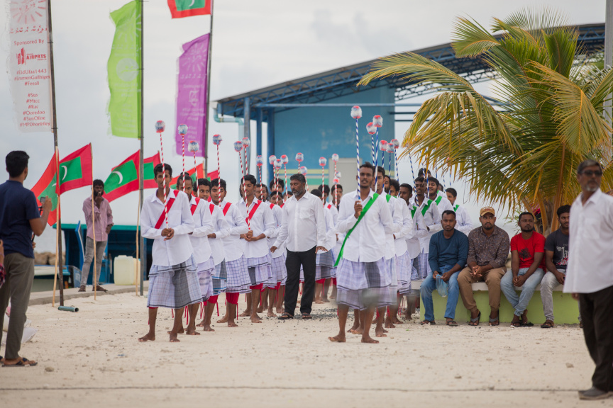 ފީއަލީ އީދު އުފާގެ ތެރެއިން، ދަފި ނެގުން: މި ހަރަކާތުގައި އަންހެނުން އަދި ފިރިހެނުންގެ ދަފި ނެގުން ކުރިއަށް ގެންދިޔަ --- ސަން ފޮޓޯ