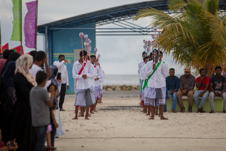 ފީއަލީ އީދު އުފާގެ ތެރެއިން، ދަފި ނެގުން: މި ހަރަކާތުގައި އަންހެނުން އަދި ފިރިހެނުންގެ ދަފި ނެގުން ކުރިއަށް ގެންދިޔަ --- ސަން ފޮޓޯ