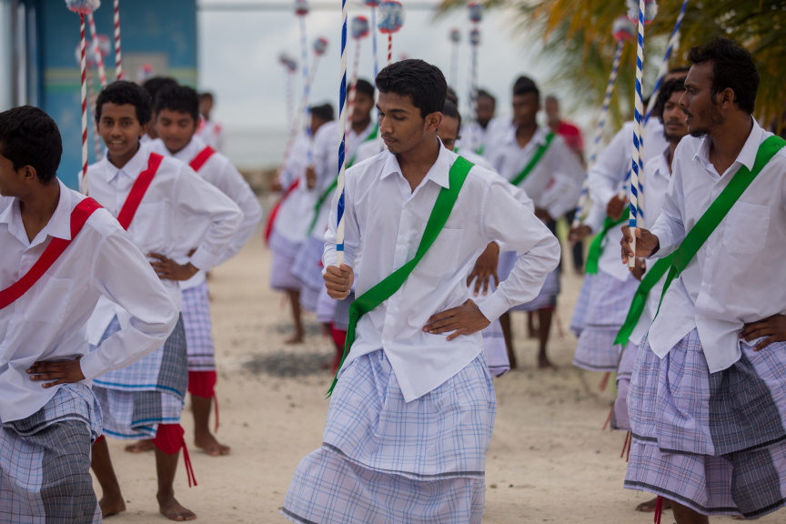 ފީއަލީ އީދު އުފާގެ ތެރެއިން، ދަފި ނެގުން: މި ހަރަކާތުގައި އަންހެނުން އަދި ފިރިހެނުންގެ ދަފި ނެގުން ކުރިއަށް ގެންދިޔަ --- ސަން ފޮޓޯ