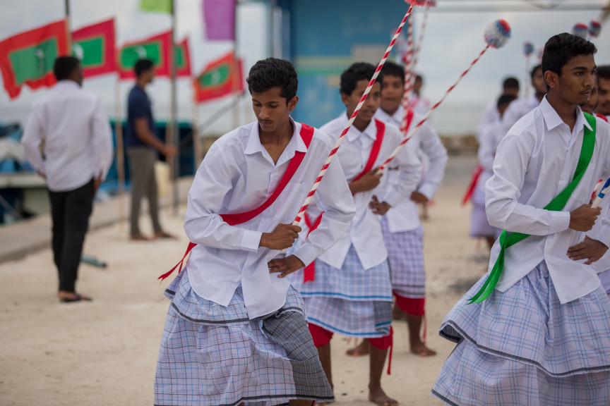 ފީއަލީ އީދު އުފާގެ ތެރެއިން، ދަފި ނެގުން: މި ހަރަކާތުގައި އަންހެނުން އަދި ފިރިހެނުންގެ ދަފި ނެގުން ކުރިއަށް ގެންދިޔަ --- ސަން ފޮޓޯ