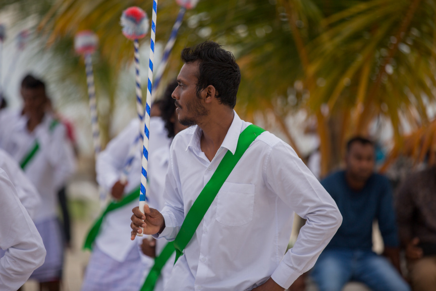 ފީއަލީ އީދު އުފާގެ ތެރެއިން، ދަފި ނެގުން: މި ހަރަކާތުގައި އަންހެނުން އަދި ފިރިހެނުންގެ ދަފި ނެގުން ކުރިއަށް ގެންދިޔަ --- ސަން ފޮޓޯ