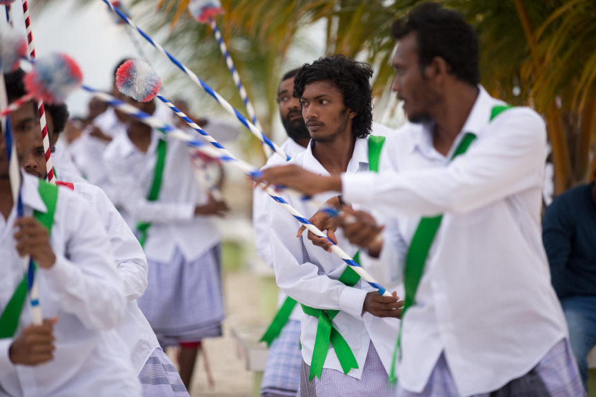 ފީއަލީ އީދު އުފާގެ ތެރެއިން، ދަފި ނެގުން: މި ހަރަކާތުގައި އަންހެނުން އަދި ފިރިހެނުންގެ ދަފި ނެގުން ކުރިއަށް ގެންދިޔަ --- ސަން ފޮޓޯ