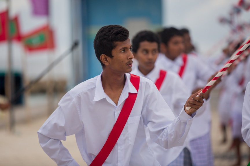 ފީއަލީ އީދު އުފާގެ ތެރެއިން، ދަފި ނެގުން: މި ހަރަކާތުގައި އަންހެނުން އަދި ފިރިހެނުންގެ ދަފި ނެގުން ކުރިއަށް ގެންދިޔަ --- ސަން ފޮޓޯ