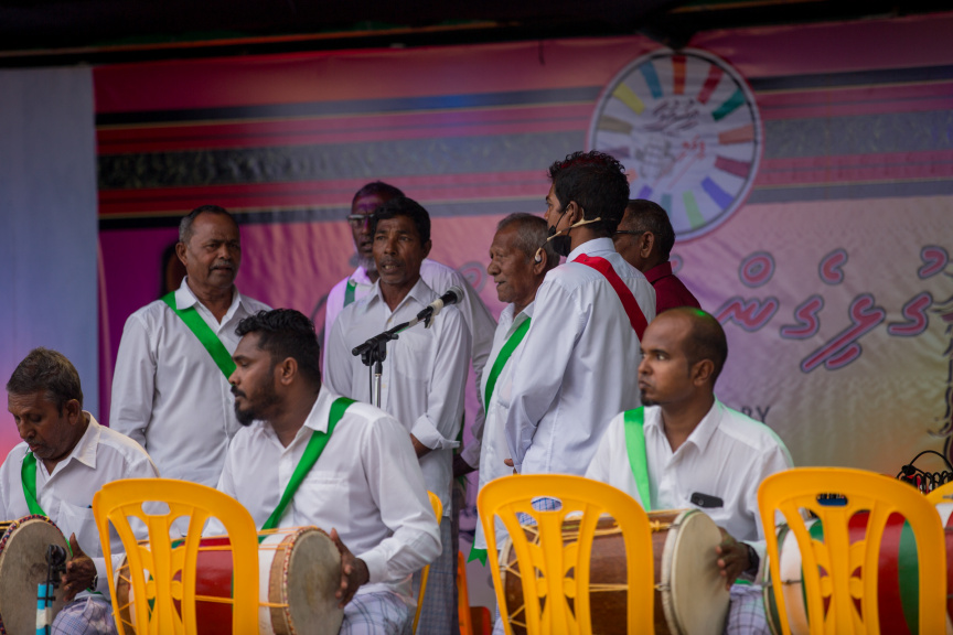 ފީއަލީ އީދު އުފާގެ ތެރެއިން، ދަފި ނެގުން: މި ހަރަކާތުގައި އަންހެނުން އަދި ފިރިހެނުންގެ ދަފި ނެގުން ކުރިއަށް ގެންދިޔަ --- ސަން ފޮޓޯ