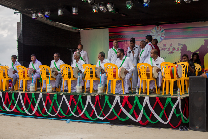 ފީއަލީ އީދު އުފާގެ ތެރެއިން، ދަފި ނެގުން: މި ހަރަކާތުގައި އަންހެނުން އަދި ފިރިހެނުންގެ ދަފި ނެގުން ކުރިއަށް ގެންދިޔަ --- ސަން ފޮޓޯ