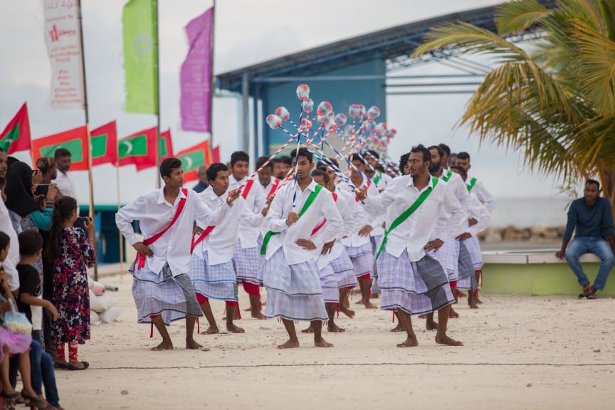 ފީއަލީ އީދު އުފާގެ ތެރެއިން، ދަފި ނެގުން: މި ހަރަކާތުގައި އަންހެނުން އަދި ފިރިހެނުންގެ ދަފި ނެގުން ކުރިއަށް ގެންދިޔަ --- ސަން ފޮޓޯ