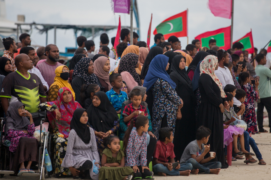 ފީއަލީ އީދު އުފާގެ ތެރެއިން، ދަފި ނެގުން: މި ހަރަކާތުގައި އަންހެނުން އަދި ފިރިހެނުންގެ ދަފި ނެގުން ކުރިއަށް ގެންދިޔަ --- ސަން ފޮޓޯ