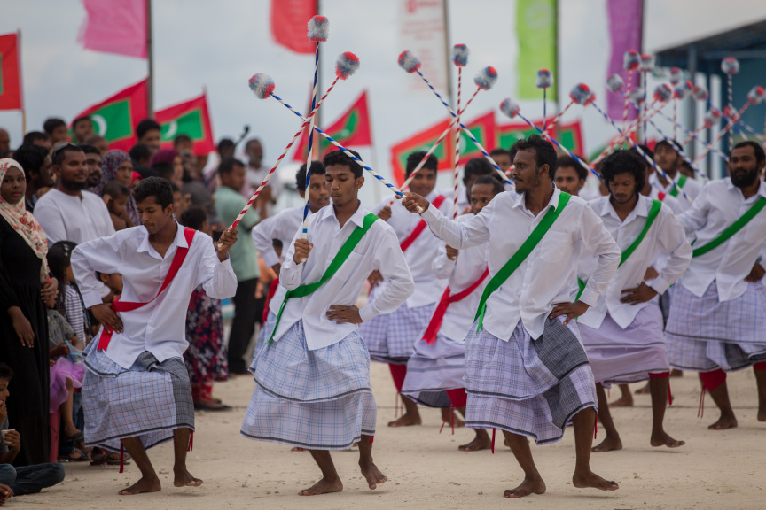 ފީއަލީ އީދު އުފާގެ ތެރެއިން، ދަފި ނެގުން: މި ހަރަކާތުގައި އަންހެނުން އަދި ފިރިހެނުންގެ ދަފި ނެގުން ކުރިއަށް ގެންދިޔަ --- ސަން ފޮޓޯ