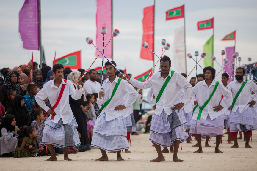 ފީއަލީ އީދު އުފާގެ ތެރެއިން، ދަފި ނެގުން: މި ހަރަކާތުގައި އަންހެނުން އަދި ފިރިހެނުންގެ ދަފި ނެގުން ކުރިއަށް ގެންދިޔަ --- ސަން ފޮޓޯ