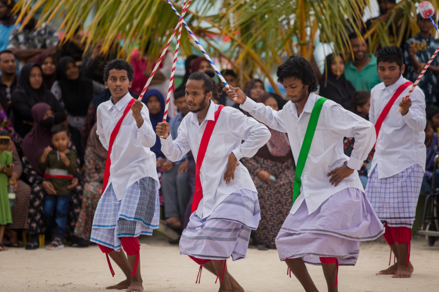ފީއަލީ އީދު އުފާގެ ތެރެއިން، ދަފި ނެގުން: މި ހަރަކާތުގައި އަންހެނުން އަދި ފިރިހެނުންގެ ދަފި ނެގުން ކުރިއަށް ގެންދިޔަ --- ސަން ފޮޓޯ