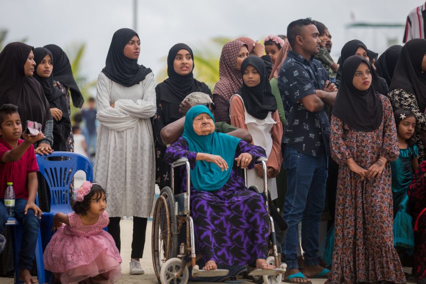 ފީއަލީ އީދު އުފާގެ ތެރެއިން، ދަފި ނެގުން: މި ހަރަކާތުގައި އަންހެނުން އަދި ފިރިހެނުންގެ ދަފި ނެގުން ކުރިއަށް ގެންދިޔަ --- ސަން ފޮޓޯ