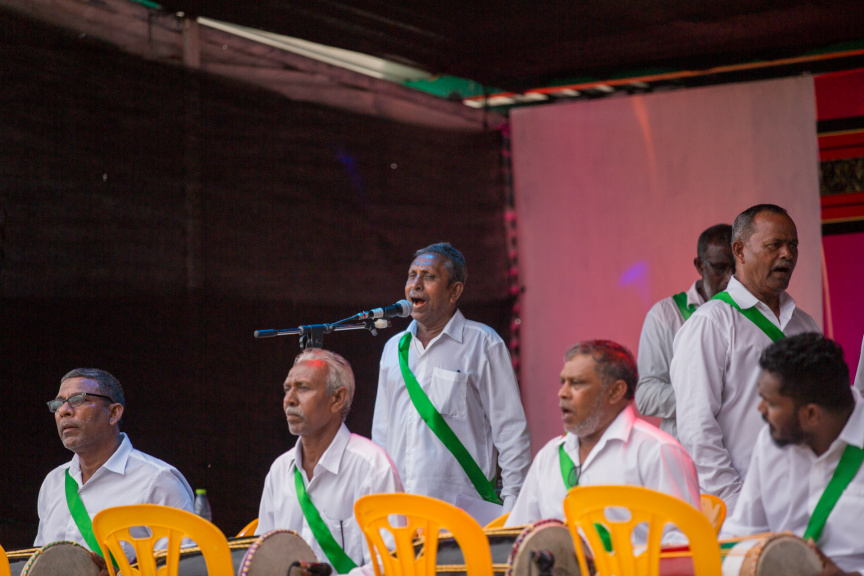 ފީއަލީ އީދު އުފާގެ ތެރެއިން، ދަފި ނެގުން: މި ހަރަކާތުގައި އަންހެނުން އަދި ފިރިހެނުންގެ ދަފި ނެގުން ކުރިއަށް ގެންދިޔަ --- ސަން ފޮޓޯ