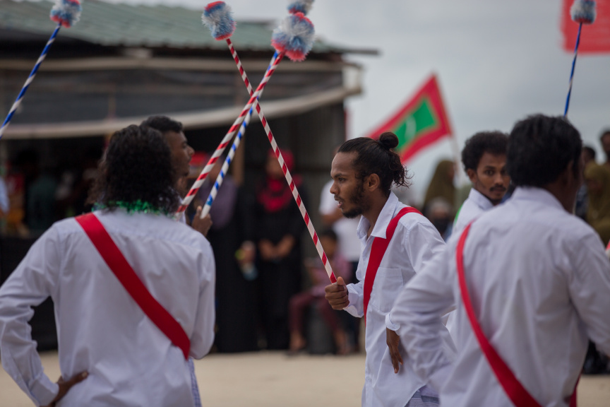 ފީއަލީ އީދު އުފާގެ ތެރެއިން، ދަފި ނެގުން: މި ހަރަކާތުގައި އަންހެނުން އަދި ފިރިހެނުންގެ ދަފި ނެގުން ކުރިއަށް ގެންދިޔަ --- ސަން ފޮޓޯ