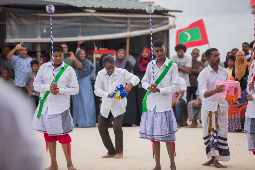 ފީއަލީ އީދު އުފާގެ ތެރެއިން، ދަފި ނެގުން: މި ހަރަކާތުގައި އަންހެނުން އަދި ފިރިހެނުންގެ ދަފި ނެގުން ކުރިއަށް ގެންދިޔަ --- ސަން ފޮޓޯ