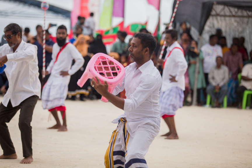 ފީއަލީ އީދު އުފާގެ ތެރެއިން، ދަފި ނެގުން: މި ހަރަކާތުގައި އަންހެނުން އަދި ފިރިހެނުންގެ ދަފި ނެގުން ކުރިއަށް ގެންދިޔަ --- ސަން ފޮޓޯ