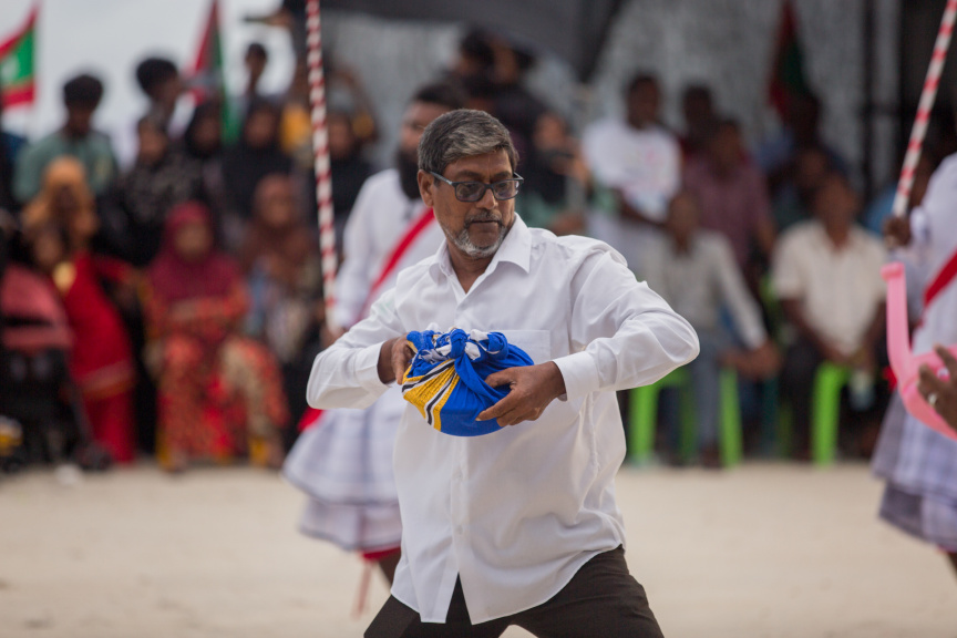 ފީއަލީ އީދު އުފާގެ ތެރެއިން، ދަފި ނެގުން: މި ހަރަކާތުގައި އަންހެނުން އަދި ފިރިހެނުންގެ ދަފި ނެގުން ކުރިއަށް ގެންދިޔަ --- ސަން ފޮޓޯ