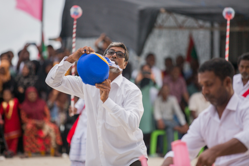 ފީއަލީ އީދު އުފާގެ ތެރެއިން، ދަފި ނެގުން: މި ހަރަކާތުގައި އަންހެނުން އަދި ފިރިހެނުންގެ ދަފި ނެގުން ކުރިއަށް ގެންދިޔަ --- ސަން ފޮޓޯ