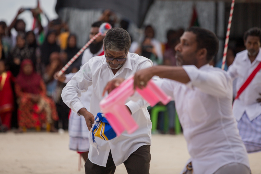 ފީއަލީ އީދު އުފާގެ ތެރެއިން، ދަފި ނެގުން: މި ހަރަކާތުގައި އަންހެނުން އަދި ފިރިހެނުންގެ ދަފި ނެގުން ކުރިއަށް ގެންދިޔަ --- ސަން ފޮޓޯ