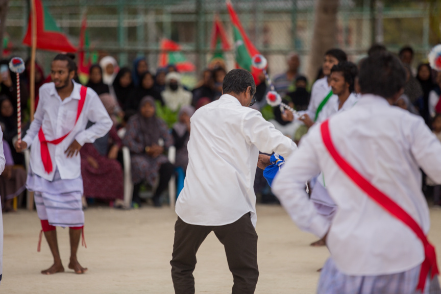 ފީއަލީ އީދު އުފާގެ ތެރެއިން، ދަފި ނެގުން: މި ހަރަކާތުގައި އަންހެނުން އަދި ފިރިހެނުންގެ ދަފި ނެގުން ކުރިއަށް ގެންދިޔަ --- ސަން ފޮޓޯ