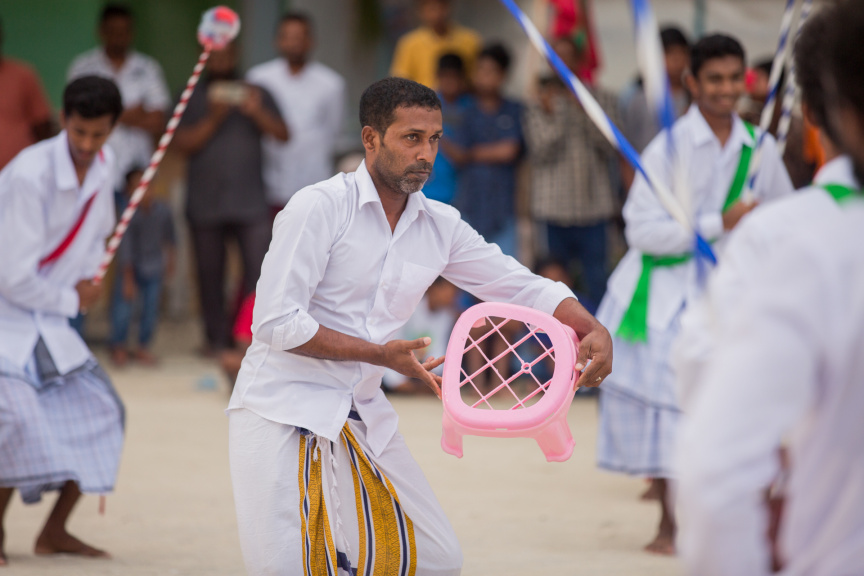 ފީއަލީ އީދު އުފާގެ ތެރެއިން، ދަފި ނެގުން: މި ހަރަކާތުގައި އަންހެނުން އަދި ފިރިހެނުންގެ ދަފި ނެގުން ކުރިއަށް ގެންދިޔަ --- ސަން ފޮޓޯ