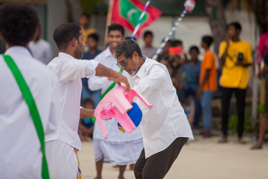 ފީއަލީ އީދު އުފާގެ ތެރެއިން، ދަފި ނެގުން: މި ހަރަކާތުގައި އަންހެނުން އަދި ފިރިހެނުންގެ ދަފި ނެގުން ކުރިއަށް ގެންދިޔަ --- ސަން ފޮޓޯ