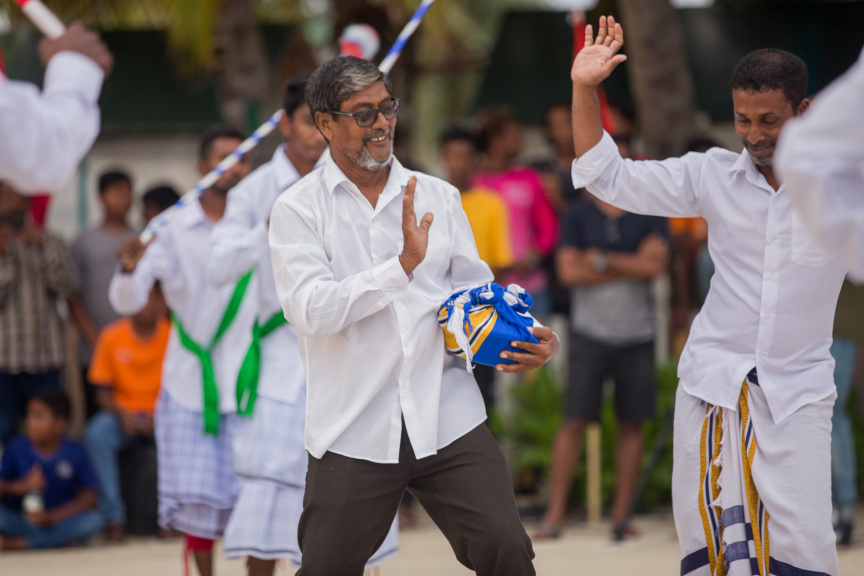 ފީއަލީ އީދު އުފާގެ ތެރެއިން، ދަފި ނެގުން: މި ހަރަކާތުގައި އަންހެނުން އަދި ފިރިހެނުންގެ ދަފި ނެގުން ކުރިއަށް ގެންދިޔަ --- ސަން ފޮޓޯ