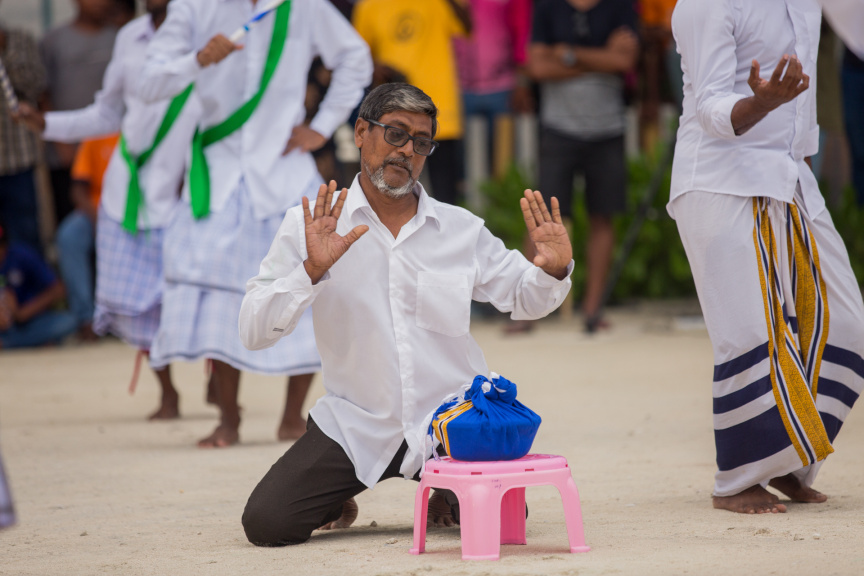 ފީއަލީ އީދު އުފާގެ ތެރެއިން، ދަފި ނެގުން: މި ހަރަކާތުގައި އަންހެނުން އަދި ފިރިހެނުންގެ ދަފި ނެގުން ކުރިއަށް ގެންދިޔަ --- ސަން ފޮޓޯ