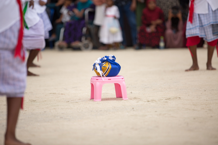 ފީއަލީ އީދު އުފާގެ ތެރެއިން، ދަފި ނެގުން: މި ހަރަކާތުގައި އަންހެނުން އަދި ފިރިހެނުންގެ ދަފި ނެގުން ކުރިއަށް ގެންދިޔަ --- ސަން ފޮޓޯ