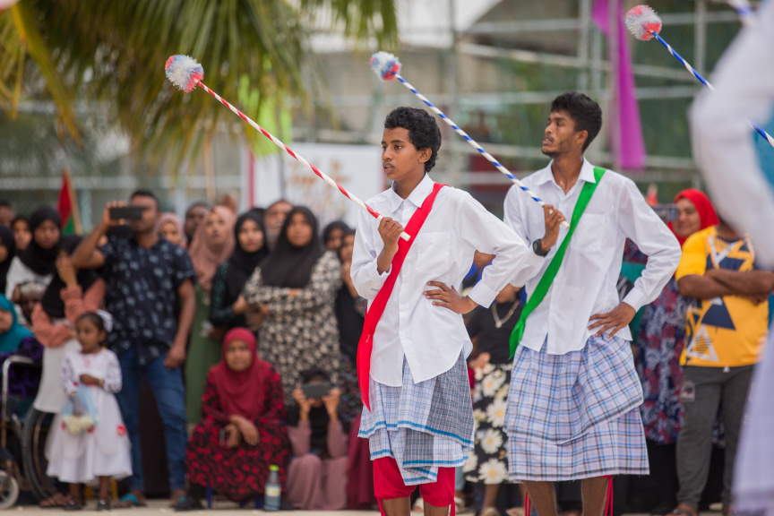 ފީއަލީ އީދު އުފާގެ ތެރެއިން، ދަފި ނެގުން: މި ހަރަކާތުގައި އަންހެނުން އަދި ފިރިހެނުންގެ ދަފި ނެގުން ކުރިއަށް ގެންދިޔަ --- ސަން ފޮޓޯ