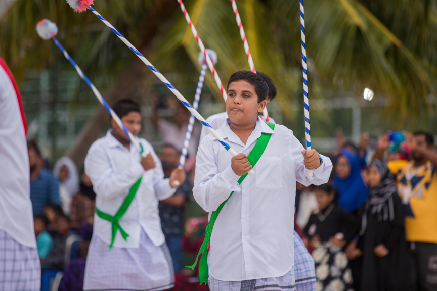 ފީއަލީ އީދު އުފާގެ ތެރެއިން، ދަފި ނެގުން: މި ހަރަކާތުގައި އަންހެނުން އަދި ފިރިހެނުންގެ ދަފި ނެގުން ކުރިއަށް ގެންދިޔަ --- ސަން ފޮޓޯ