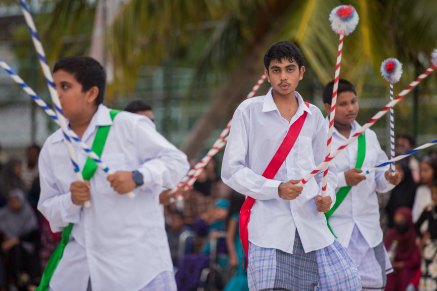 ފީއަލީ އީދު އުފާގެ ތެރެއިން، ދަފި ނެގުން: މި ހަރަކާތުގައި އަންހެނުން އަދި ފިރިހެނުންގެ ދަފި ނެގުން ކުރިއަށް ގެންދިޔަ --- ސަން ފޮޓޯ